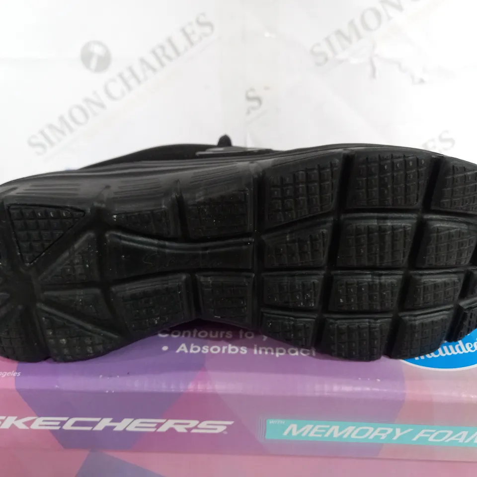 BOXED PAIR OF SKETCHERS MEMORY FOAM FASHION F WEDGE TRAINERS IN BLACK - UK 6