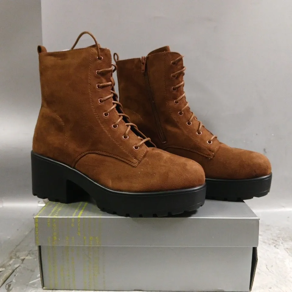 BOXED PAIR OF KOI GIN SALT BROWN SUEDE PLATFORM MILITARY BOOTS SIZE UK 10
