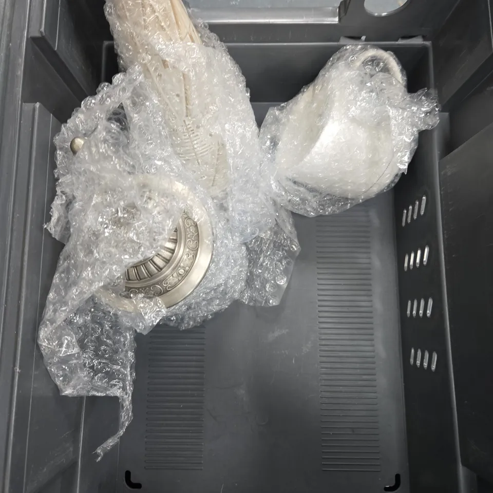 TOTE OF APPROXIMATELY 6 HOUSEHOLD GLASSWARE ITEMS TO INCLUDE A DECORATIVE VASE, MUGS AND A DECORATIVE JUG