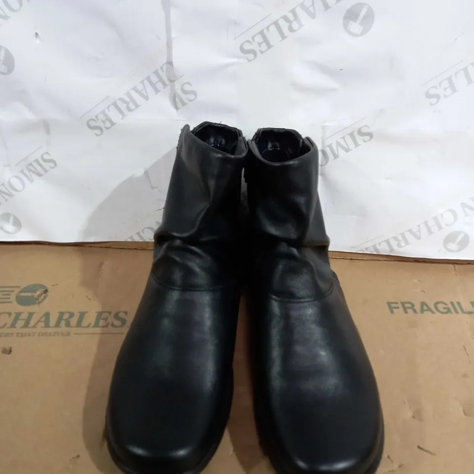 BOX PAIR OF HOTTER WHISPER LEATHERBOOTS SIZE 5