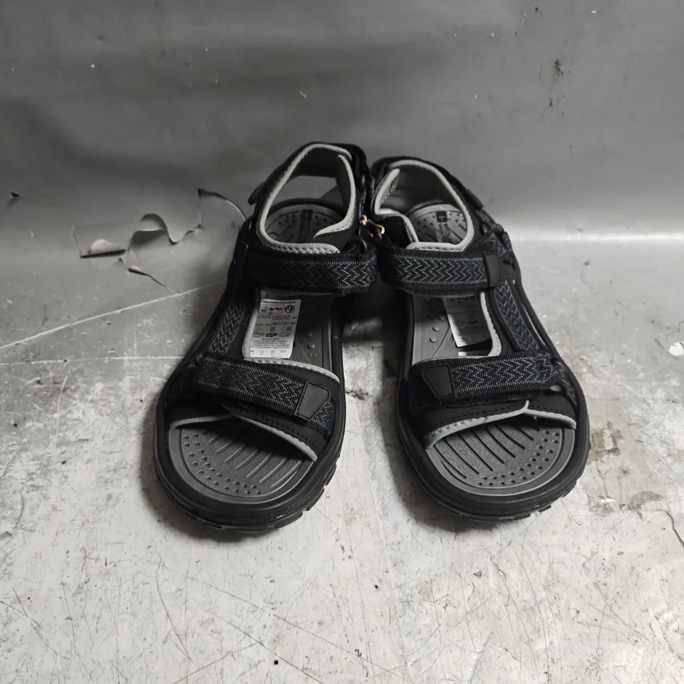 UNBOXED PAIR OF MOUNTAIN WAREHOUSE CRETE SANDALS IN BLACK - UK 10