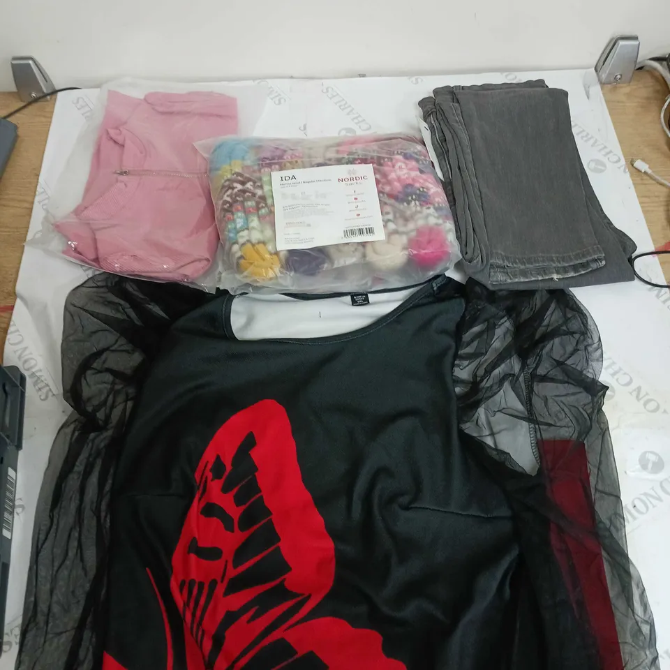 BOX OF APPROXIMATELY 20 ASSORTED CLOTHING ITEMS TO INCUDE - DRESSES, JUMPERS , T-SHIRTS , TROUSERS,ECT 