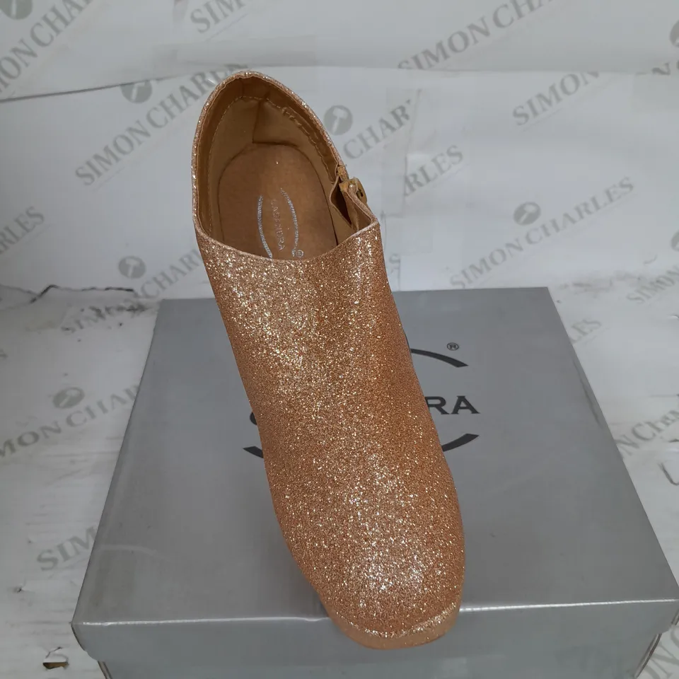 BOXED PAIR OF CASANDRA PLATFORM ANKLE HEEL IN GOLD GLITTER WITH GOLD STUD DETAIL SIZE 5