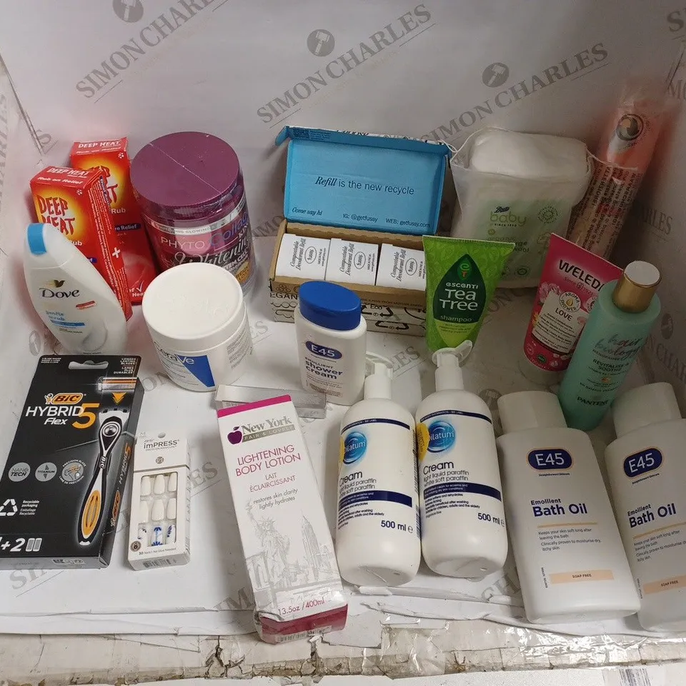 LOT OF APPROX 20 ASSORTED HEALTH AND BEAUTY PRODUCTS TO INCLUDE, E45 BODY OIL, CERA VE MOISTURISING CREAM, SUNKISSED EXPRESS 1 HOUR TAN