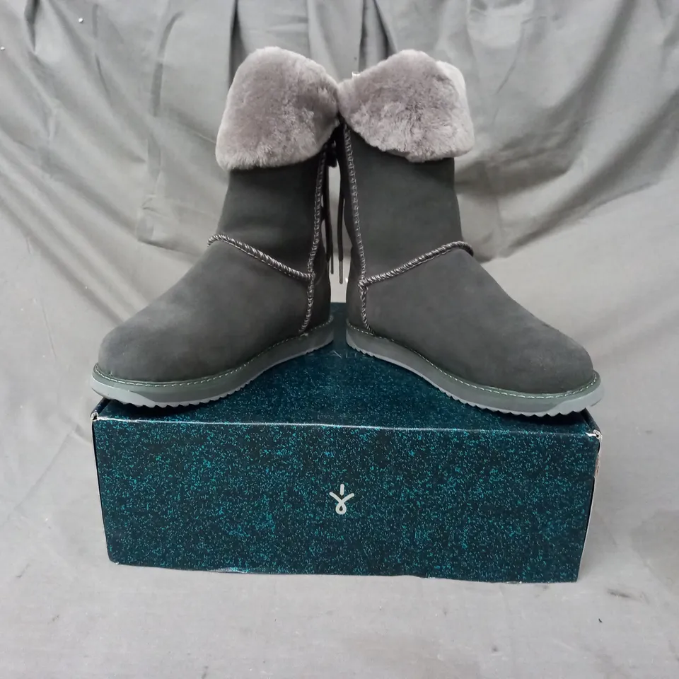 BOXED PAIR OF EMU AUSTRALIA BOOTS IN DARK GREY SIZE 4