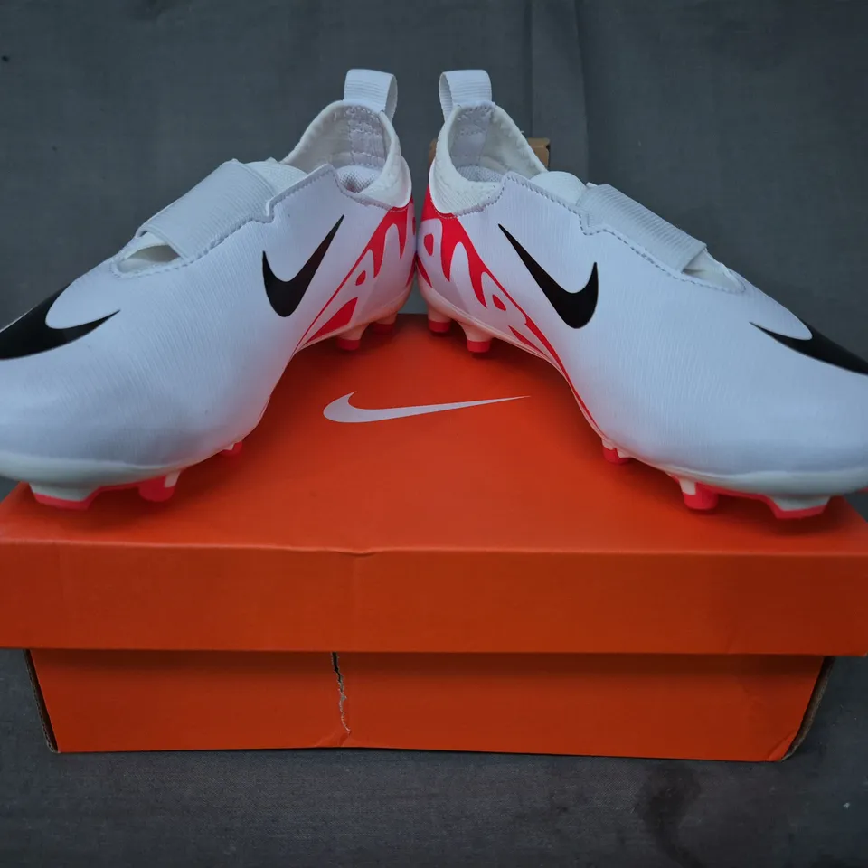 BOXED PAIR OF NIKE JR AIR ZOOM VAPOR 15 ACADEMY FOOTBALL BOOTS IN WHITE/RED/BLACK UK SIZE 1