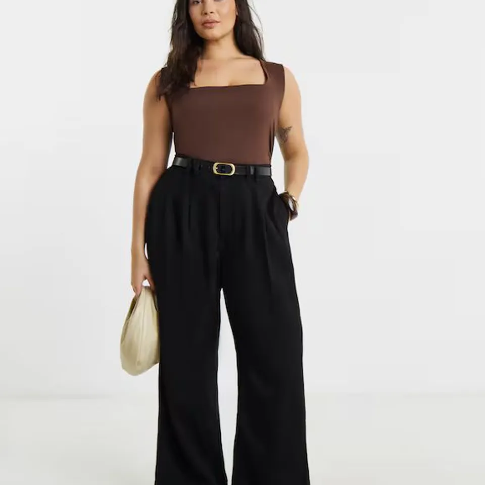 BOX CONTAINING APPROXIMATELY 16 BRAND NEW SIMPLY BE BLACK LYOCELL PLEAT DETAIL WIDE LEG JEANS - SIZE 24R