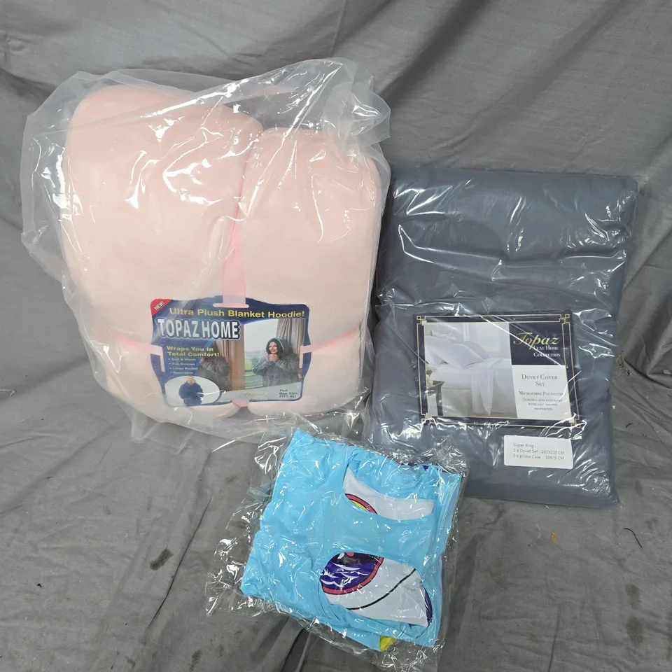 APPROXIMATELY 20 ASSORTED ITEMS TO INCLUDE DUVET COVER SETS, CHILDRENS INFLATABLE RINGS, BLANKET HOODIES, ETC - COLLECTION ONLY