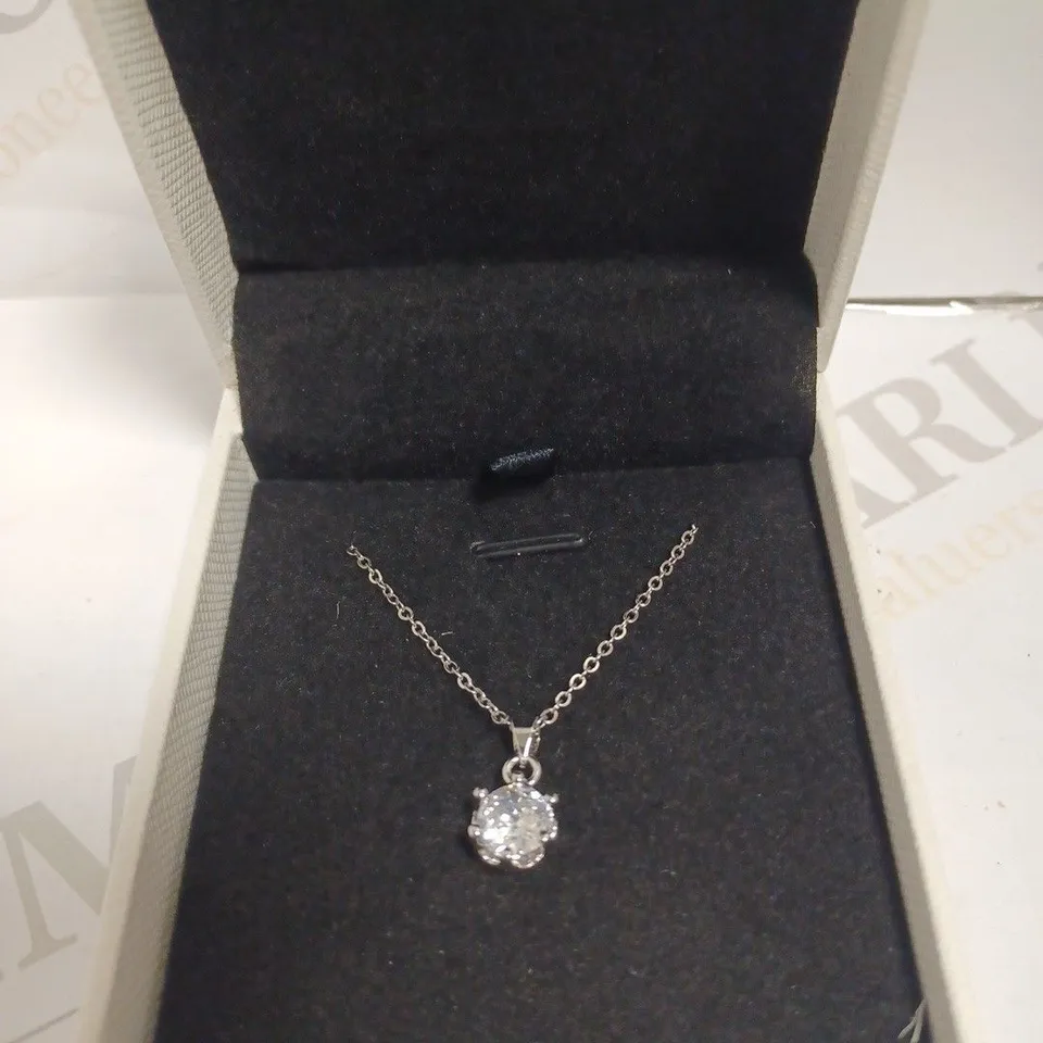 BOXED SILVER EFFECT NECKLACE WITH CUSHION CUT STONE