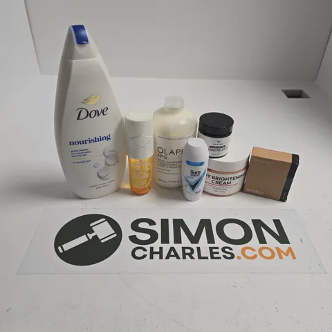 APPROXIMATELY 12 ASSORTED HEALTH & BEAUTY PRODUCTS TO INCLUDE DOVE NOURISHING BODY WASH, OLAPLEX N05 CONDITIONER, SURE COTTON DRY, ETC - COLLECTION ONLY