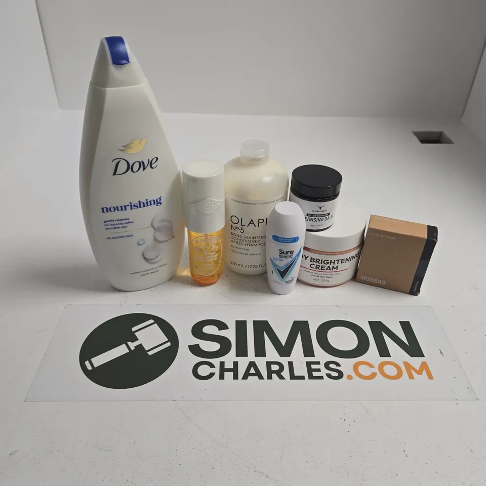 APPROXIMATELY 12 ASSORTED HEALTH & BEAUTY PRODUCTS TO INCLUDE DOVE NOURISHING BODY WASH, OLAPLEX N05 CONDITIONER, SURE COTTON DRY, ETC - COLLECTION ONLY
