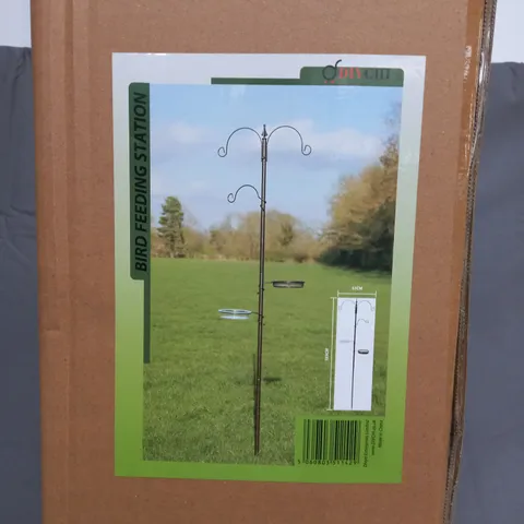BOXED BIRD FEEDER STATION