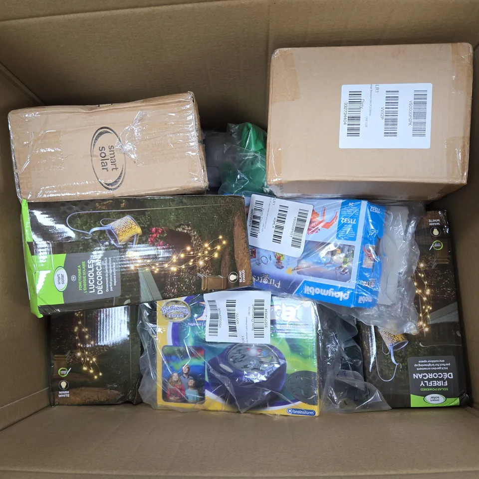 APPROXIMATELY 12 ASSORTED HOUSEHOLD GOODS TO INCLUDE GARDEN DECOR, TURIN LAMP, AND KING FLAT SHEET ETC. 