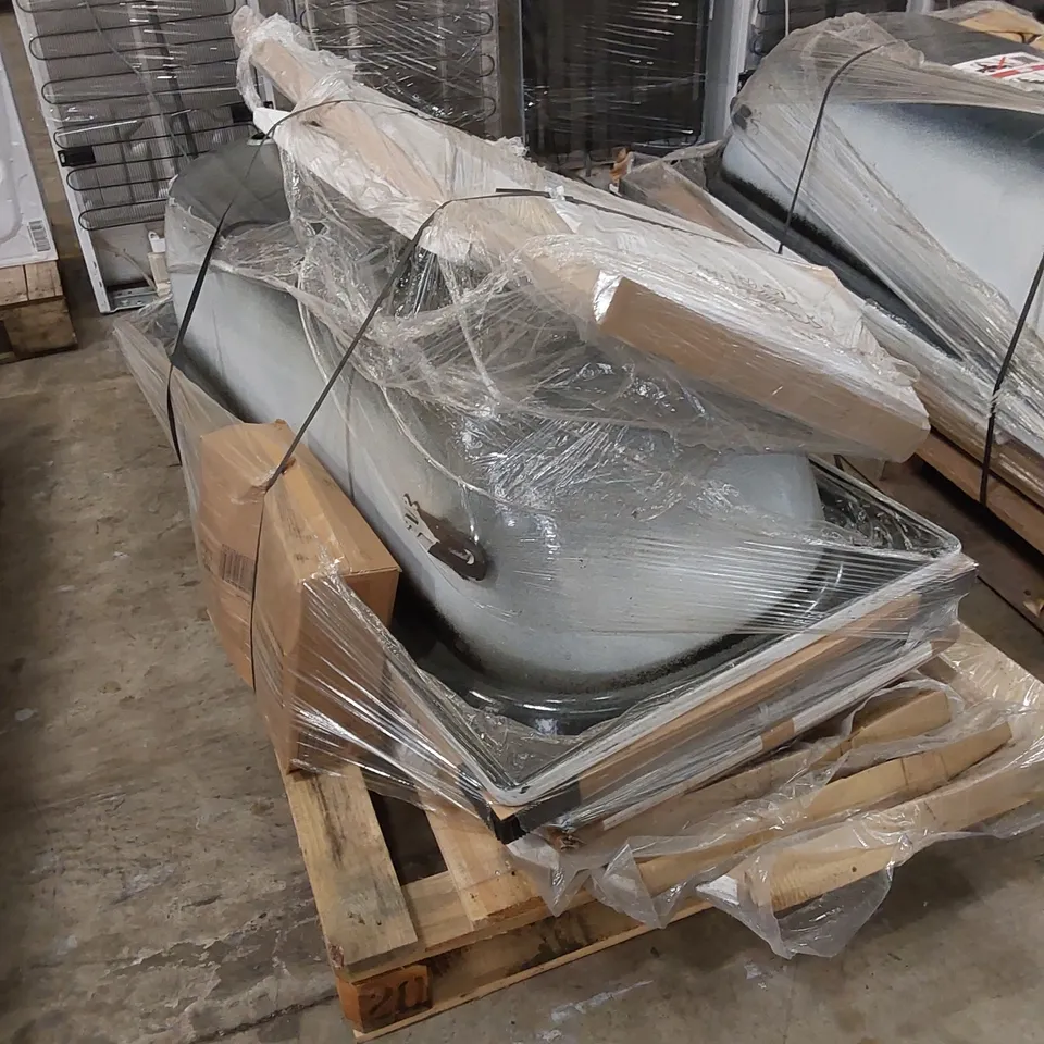 PALLET OF ASSORTED BATHROOM PRODUCTS TO INCLUDE BATH, PANELS ETC 