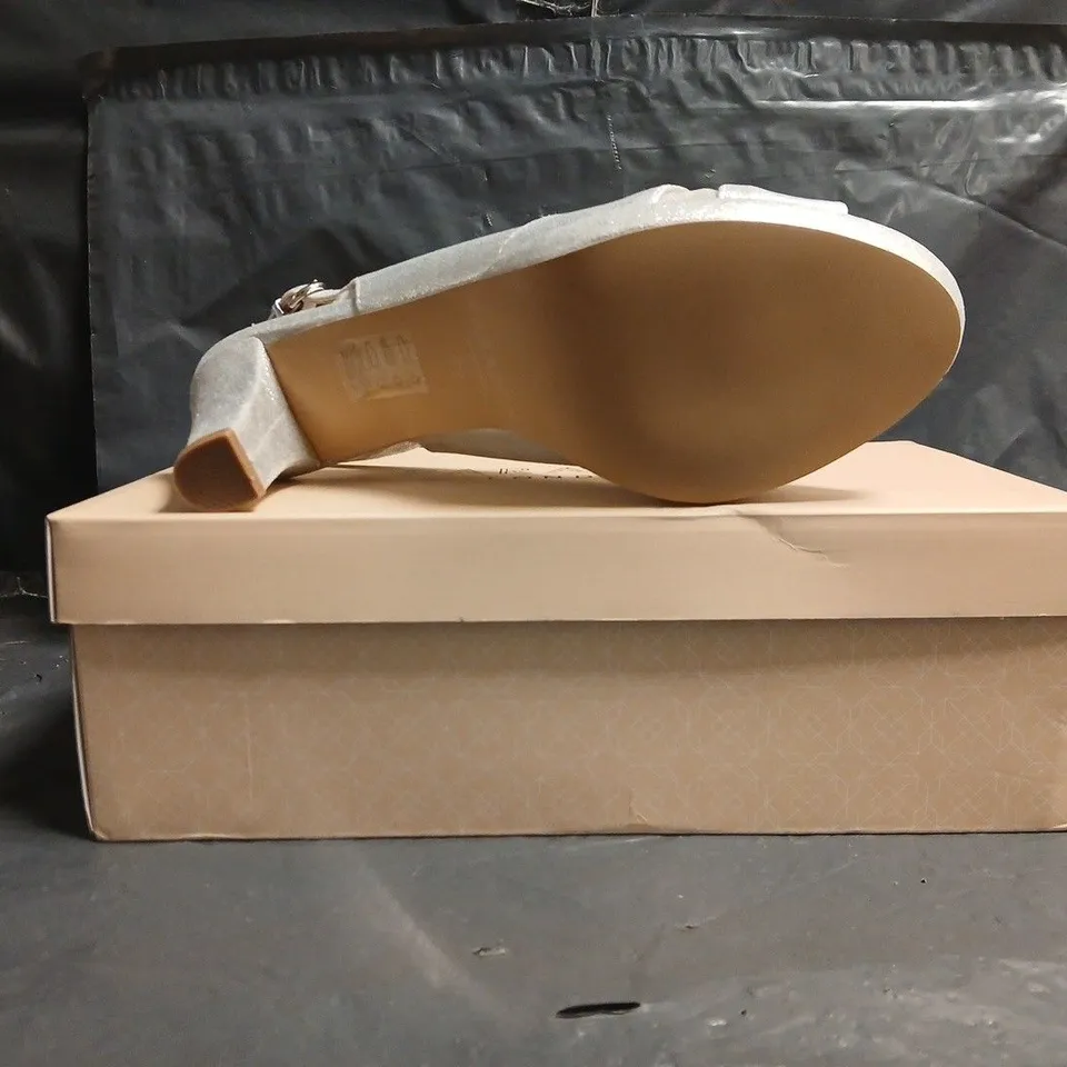 BOXED PAIR OF PARADOX PEEP TOE BLOCK HEEL SANDALS IN SILVER SIZE EU 39