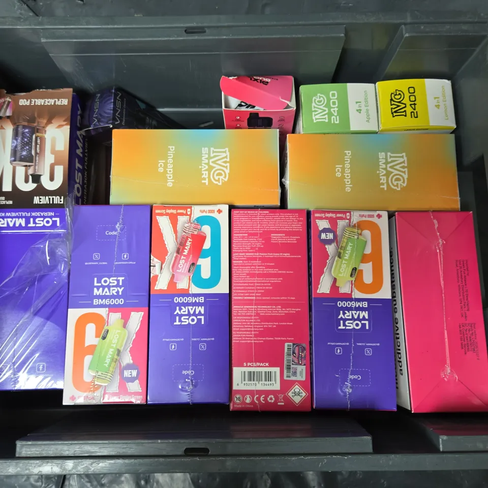 APPROXIMATELY 12 ASSORTED E-CIGARETTE & VAPING ITEMS IN VARIOUS BRANDS TO INCLUDE  IVG SMART 5500, PIXL DUO 12, VNSN QUAKE PRO, ETC - COLLECTION ONLY