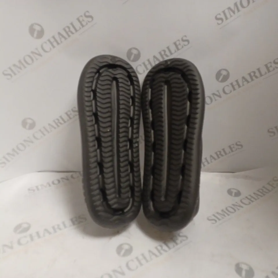 ZUOBA BLACK LOGO FOAM SLIDERS- SIZE 42-43