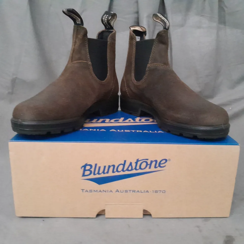 BOXED PAIR OF BLUNDSTONE ELASTIC SIDED SUEDE BOOTS IN DARK OLIVE SIZE UK 6.5