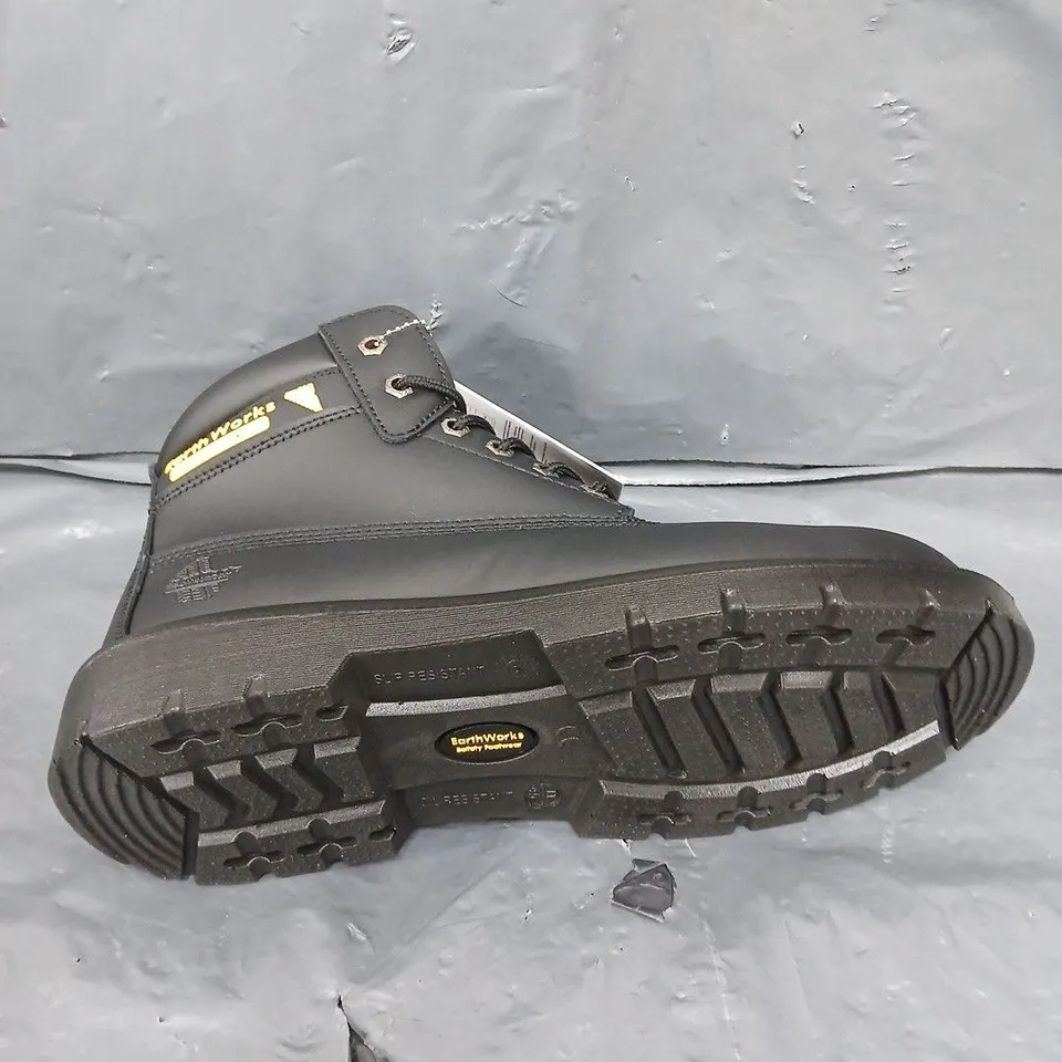 PAIR OF EARTHWORKS SAFETY BOOTS IN BLACK - 11