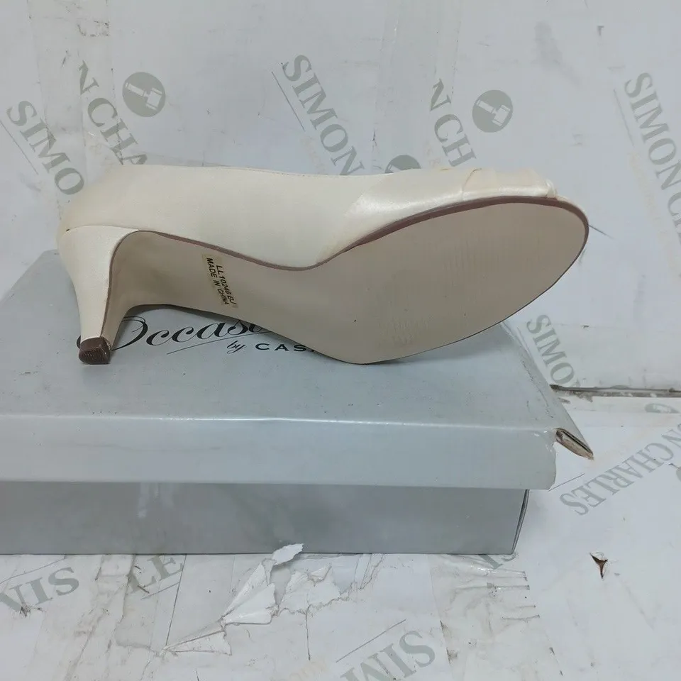 LOT OF 12 PAIRS OF OCCASIONS BY CASANDRA LADIES SHOES