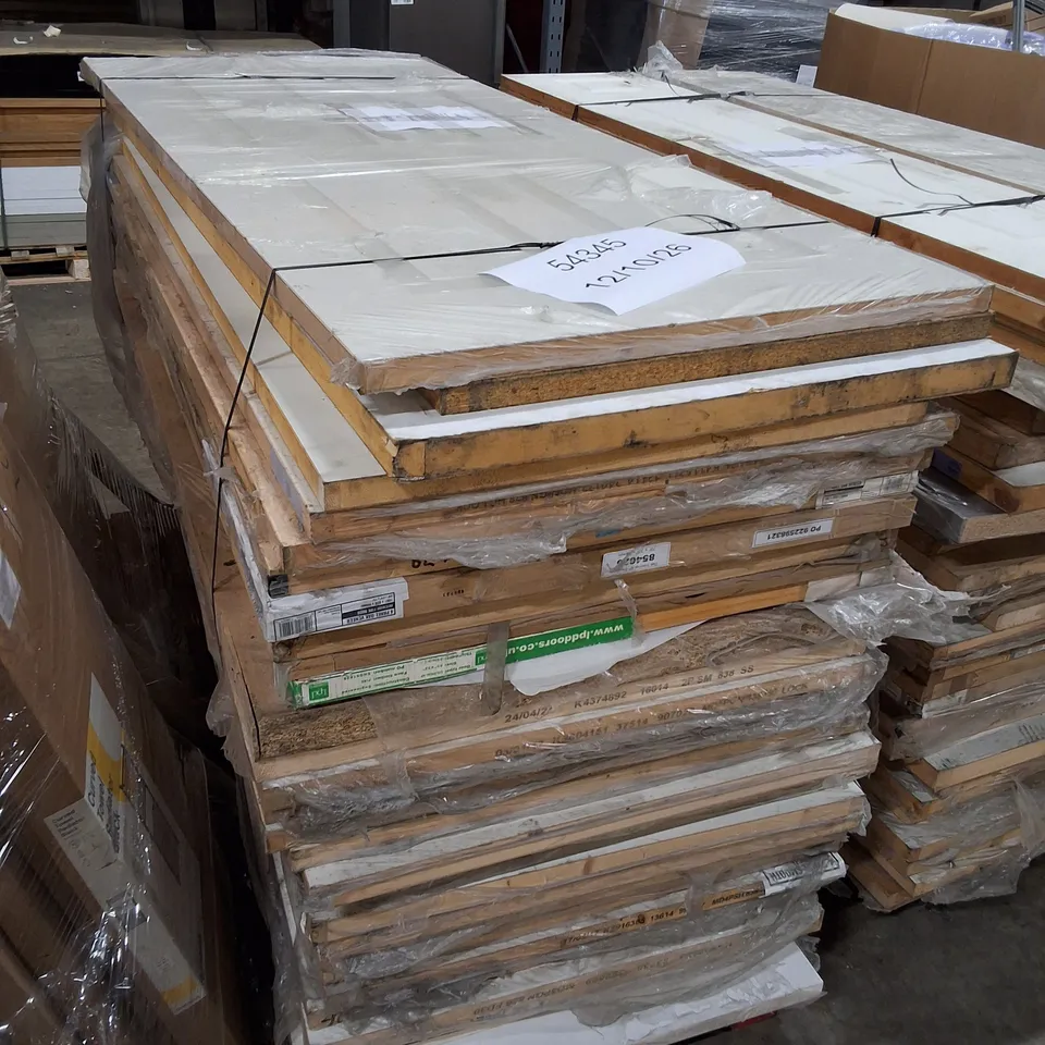 PALLET CONTAINING APPROXIMATELY 30 ASSORTED INTERNAL DOORS