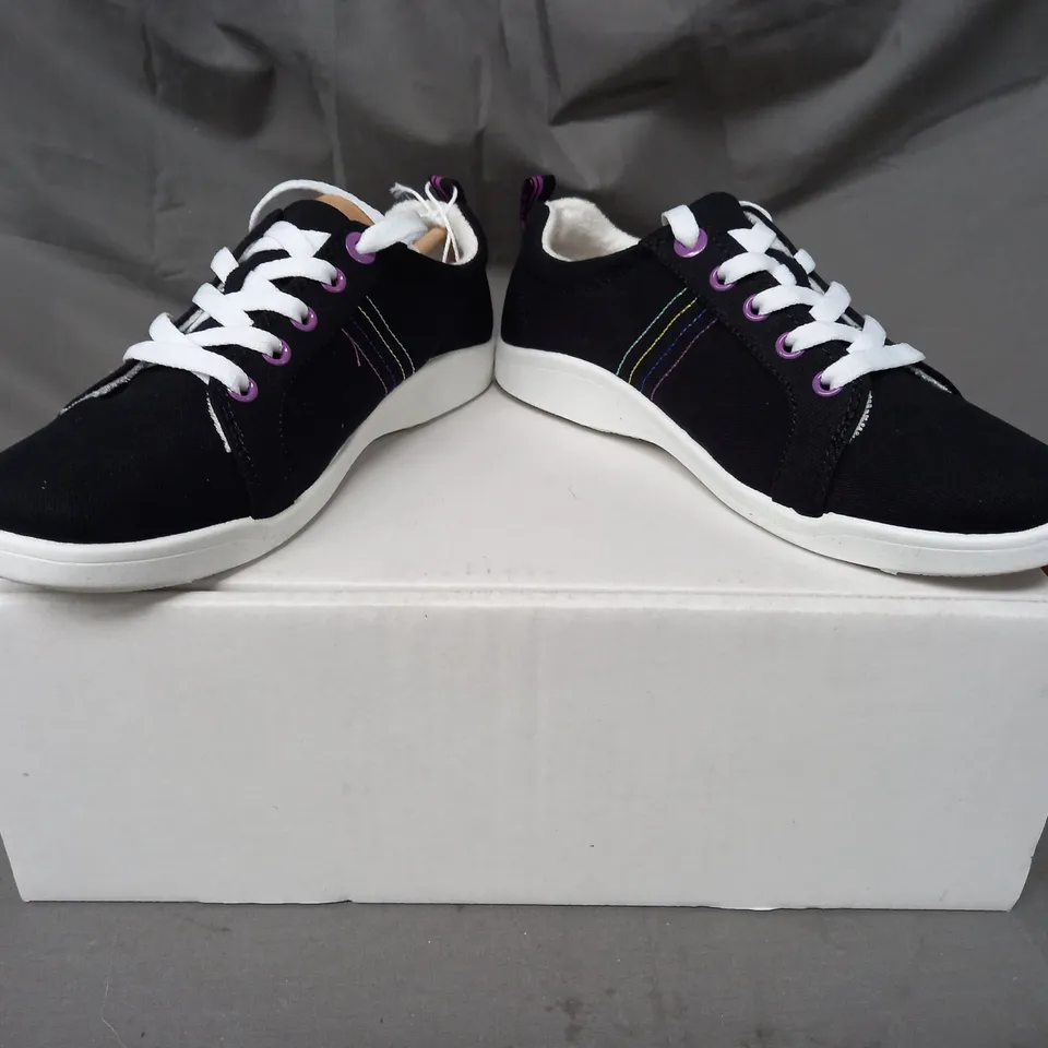 BOXED PAIR OF VIONIC TRAINERS IN BLACK SIZE 5