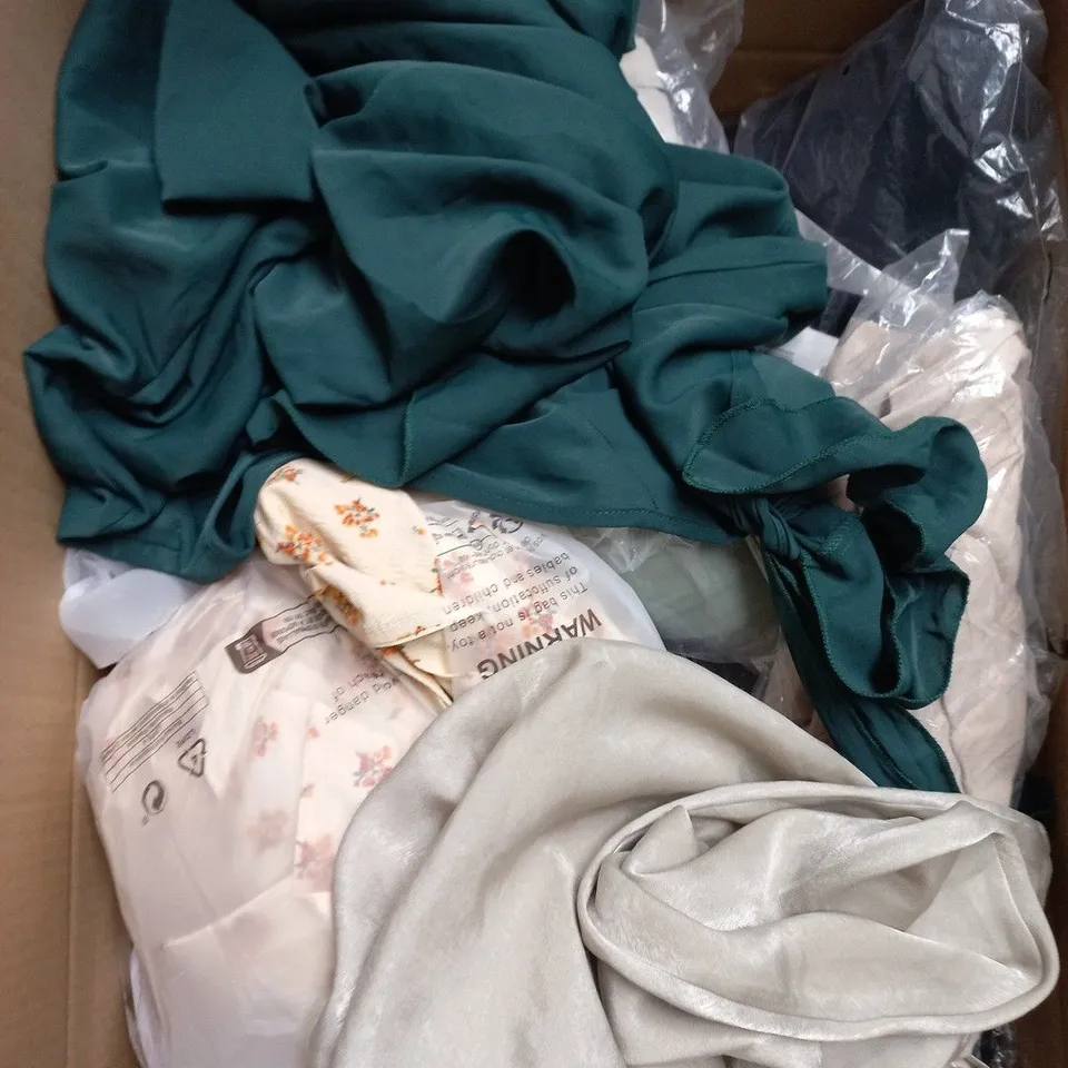 LARGE BOX OF APPROXIMATELY 25 ASSORTED CLOTHING ITEMS IN VARIOUS COLOURS, STYLES AND SIZES - COLLECTION ONLY