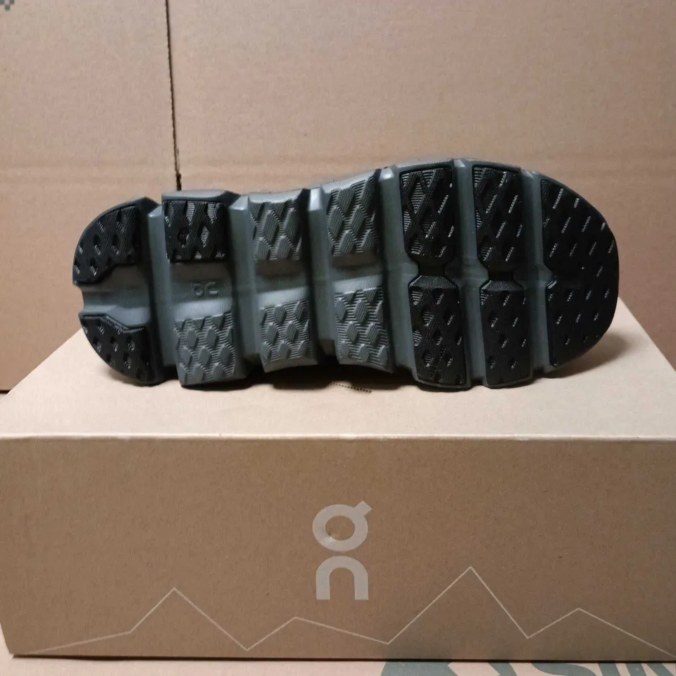 ON RUNNING TRAINERS – BLACK KNIT UPPER, GREY CLOUDTEC SOLE YOUTH SIZE 3.5