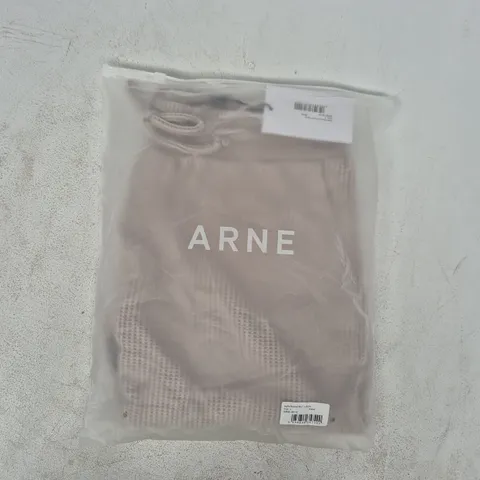 BAGGED ARNE WAFFLE RELAXED SHORTS IN STONE SIZE LARGE