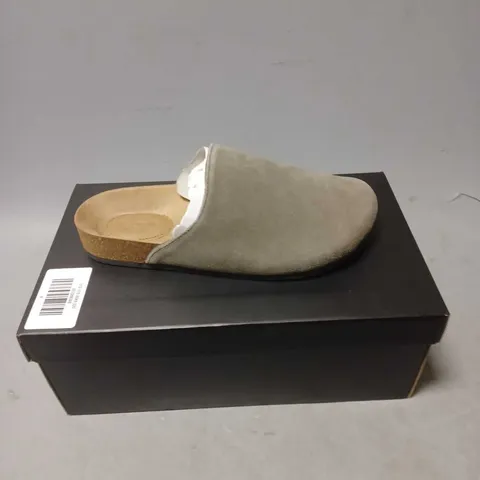 BOXED PAIR OF ABERCROMBIE & FITCH SLIP ON SHOES - 8