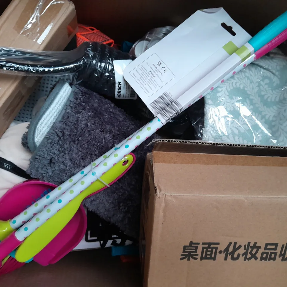 BOX OF APPROXIMATELY 20 ASSORTED HOUSEHOLD ITEMS TO INCLUDE SOLAR WATERING CAN LIGHT, KONG SQUEEZE DOG BALLS, ETC