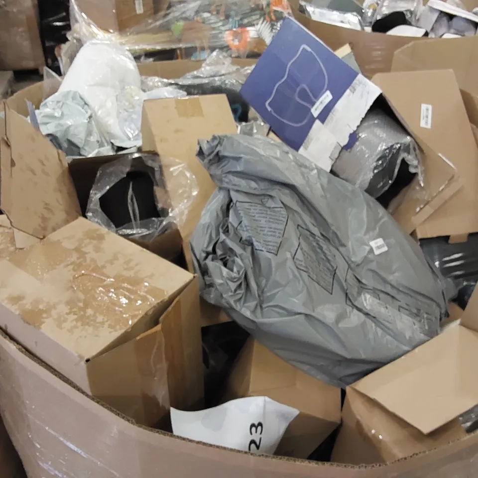 PALLET OF ASSORTED ITEMS INCLUDING: BEDDING AND CUSHIONS