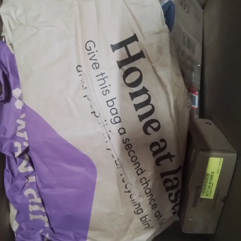 BOX OF APPROXIMATELY 10 ASSORTED ITEMS TO INCLUDE- PRIME LINENS DUVET  SPATARO WALL CLOCK , DELTA LEVER LOCK ETC