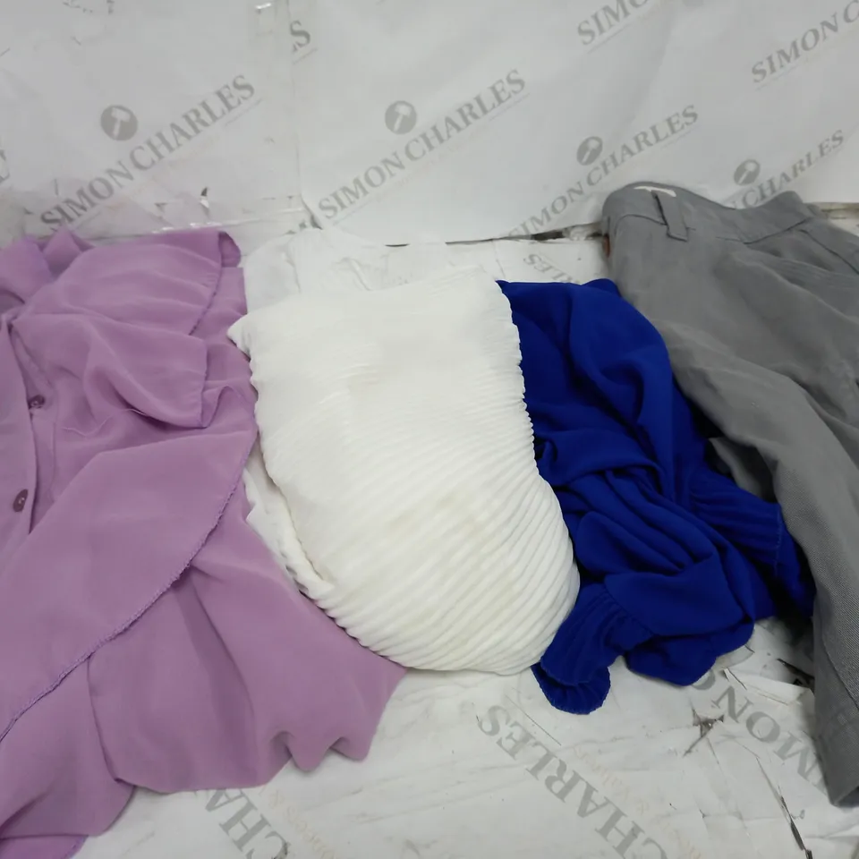 BOX OF APPROXIMATELY 10 CLOTHING ITEMS TO INCLUDE DRESSES, TOPS, SHORTS ETC