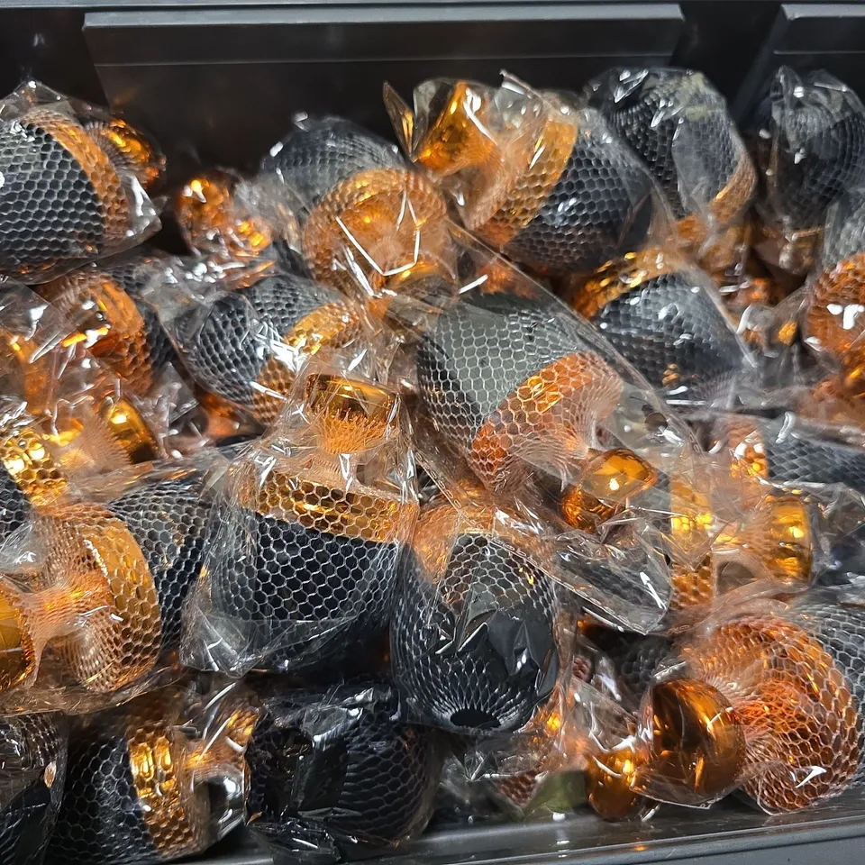 TOTE OF APPROXIMATELY 22 UNBRANDED FINE TANNING BRUSHES 