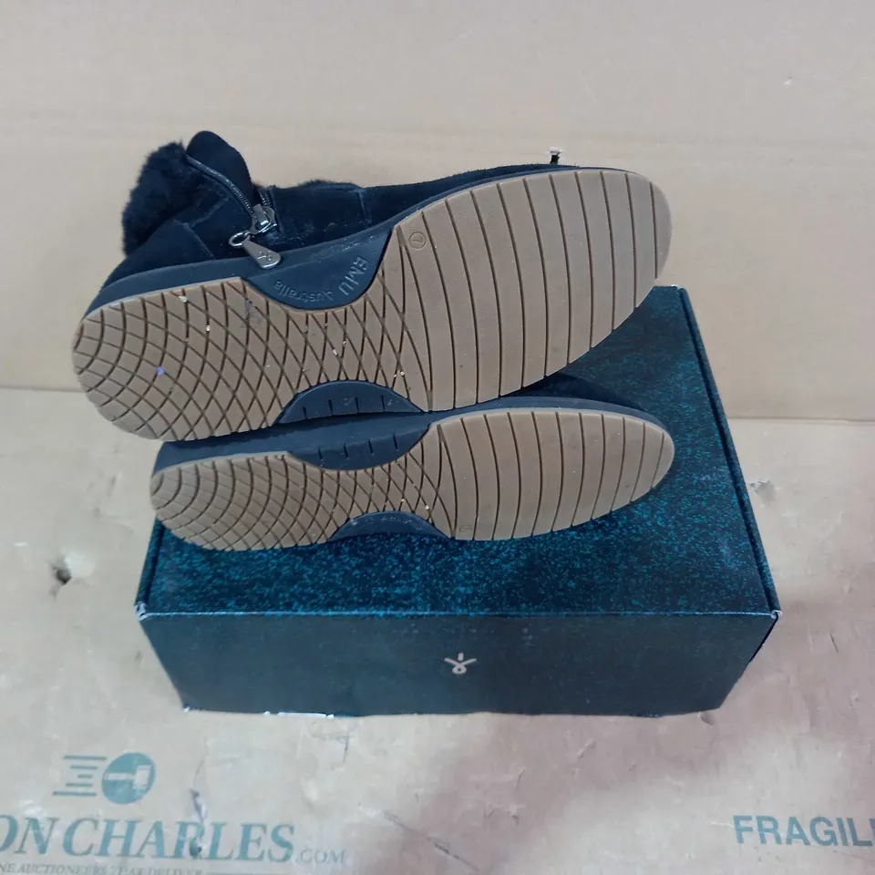 BOXED PAIR OF EMU AUSTRALIA - SIZE 7