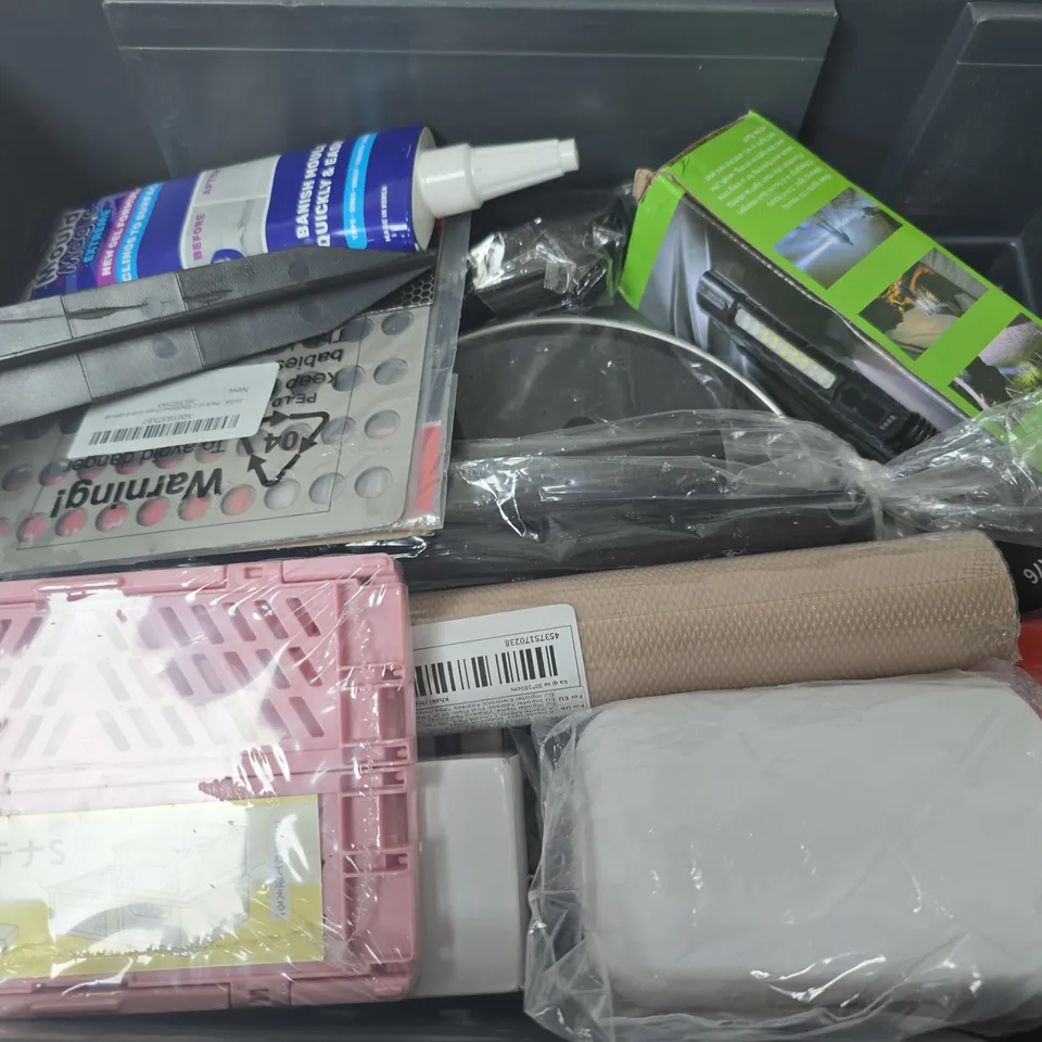 APPROXIMATELY 15 ASSORTED HOUSEHOLD ITEMS TO INCLUDE NAIL SET, MOULD MAGIC, FLASHLIGHT, ETC