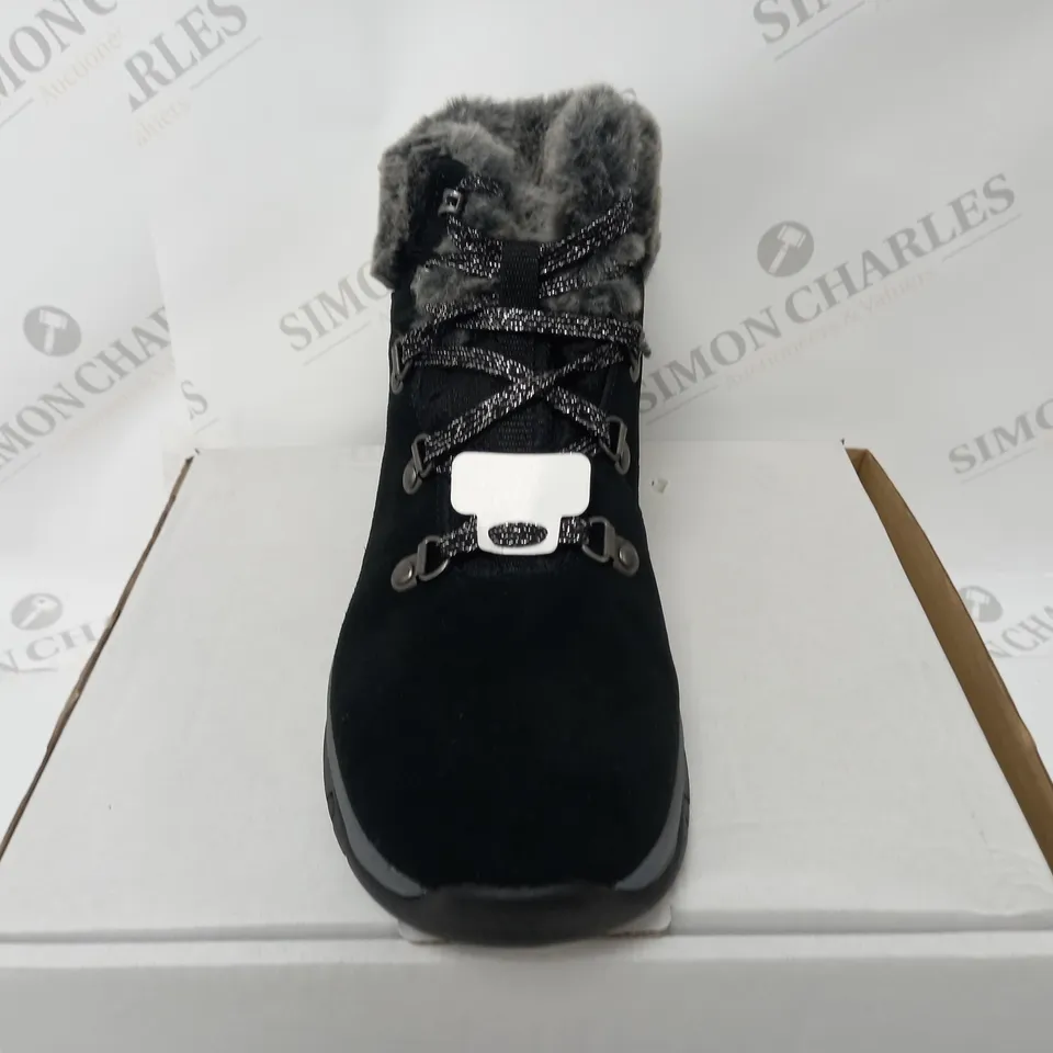PAIR OF SKECHERS WATERPROOF FUR CUFFED HIKING BOOTS IN BLACK SIZE UNKNOWN