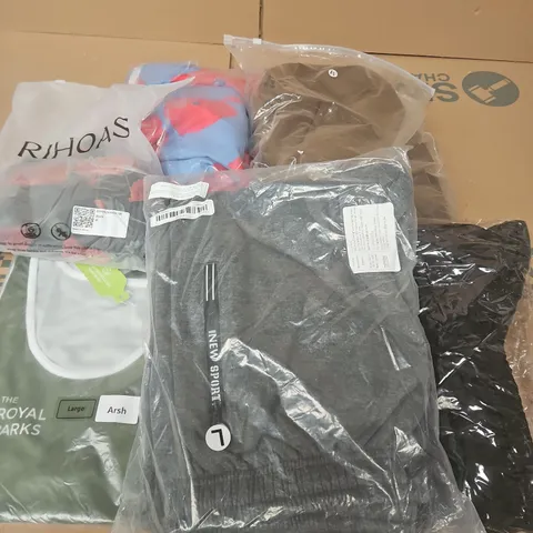 APPROXIMATELY 35 ASSORTED CLOTHING ITEMS IN VARIOUS SIZES, STYLES & COLOURS TO INCLUDE BRANDS SUCH AS RIHOAS, NEW SPORT, THE ROYAL PARKS, ETC - COLLECTION ONLY