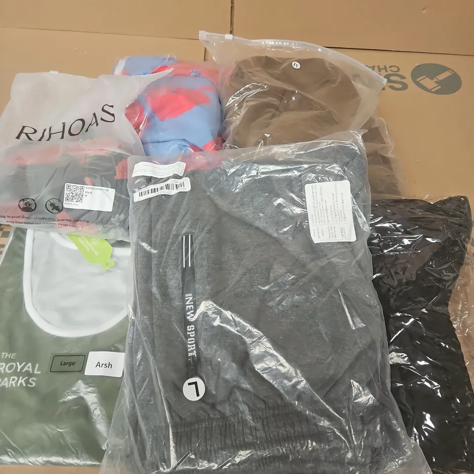 APPROXIMATELY 35 ASSORTED CLOTHING ITEMS IN VARIOUS SIZES, STYLES & COLOURS TO INCLUDE BRANDS SUCH AS RIHOAS, NEW SPORT, THE ROYAL PARKS, ETC - COLLECTION ONLY