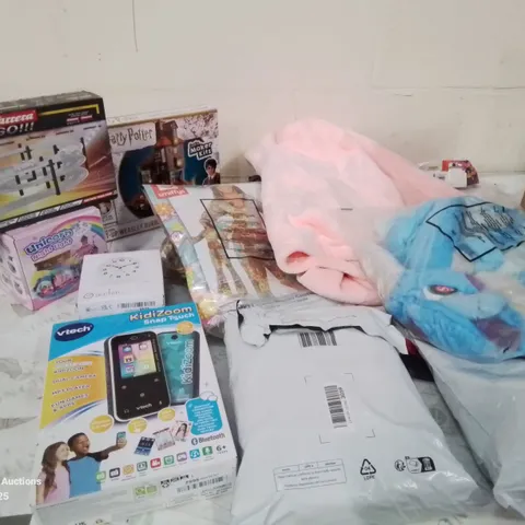 BOX CONTAINING APPROXIMATELY 10 TOYS AND OTHER ITEMS TO INCLUDE:PINK FLEECE ARMLESS JACKET, CARRERA GO TRACK, KIDZOOM KIDS SMARTPHONE, CLOCK, DRESS UP,SETS ETC.