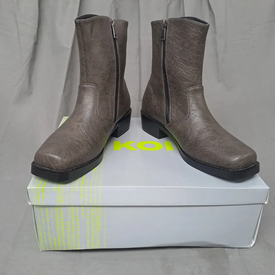 BOXED PAIR OF KOI THE CAVALRY MEN'S HEELED COWBOY BOOTS IN MOCHA UK SIZE 8