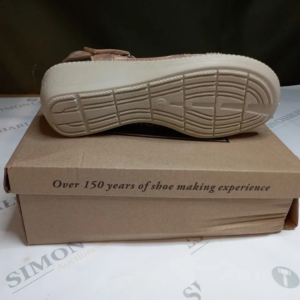 BOXED CUSHION WALK DIAMANTE TRIM SANDALS SIZE 6