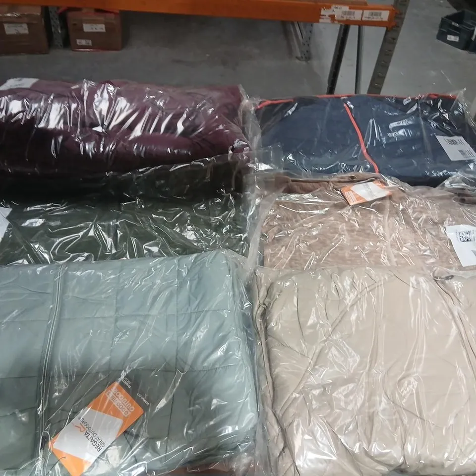 APPROXIMATELY 14 ITEMS OF ASSORTED REGATTA/DARE2B CLOTHING AND ACCESSORIES