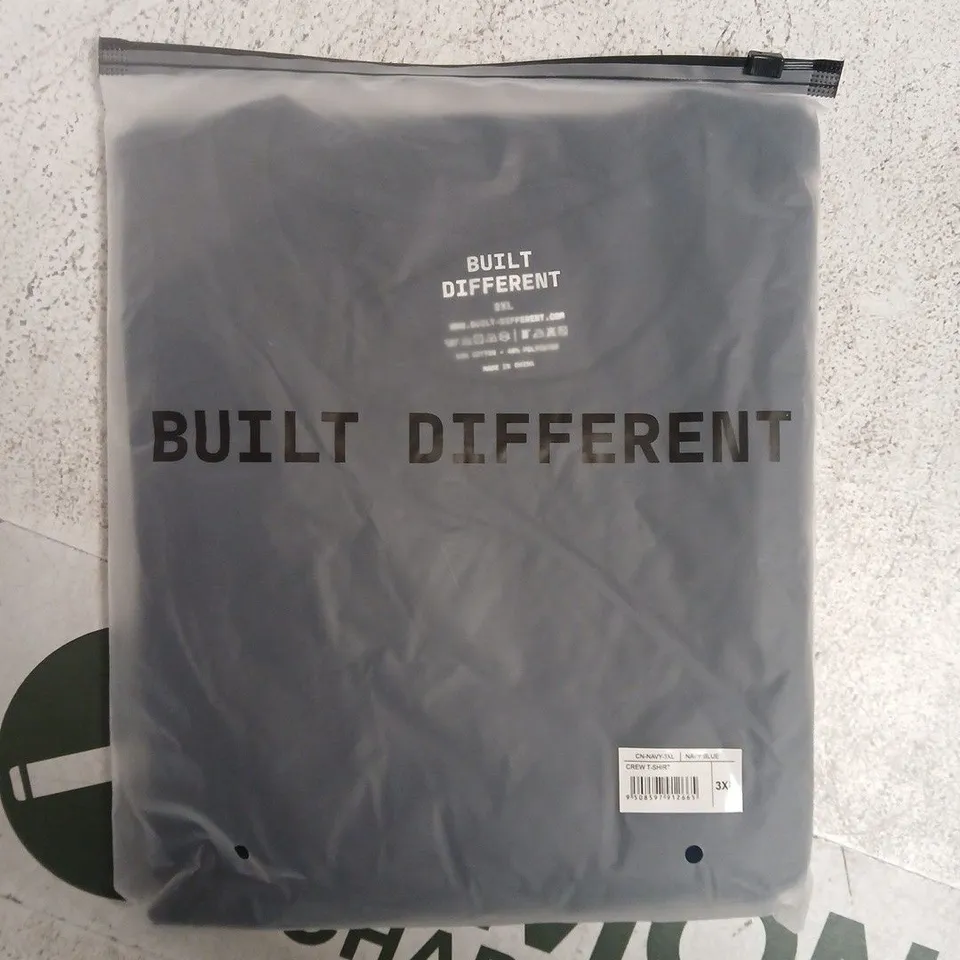 BAGGED BUILT DIFFERENT CREW T-SHIRT IN NAVY SIZE 3XL