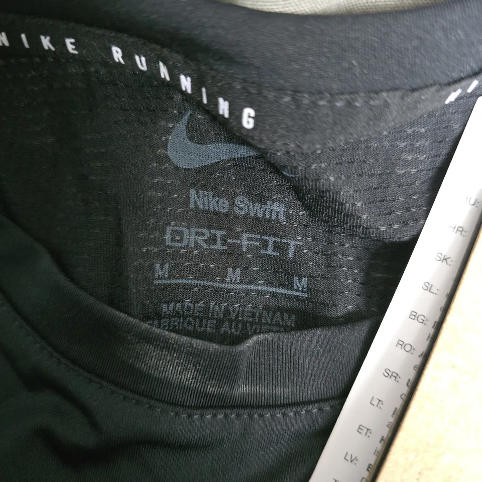 NIKE SWIFT VEST IN BLACK - MEDIUM