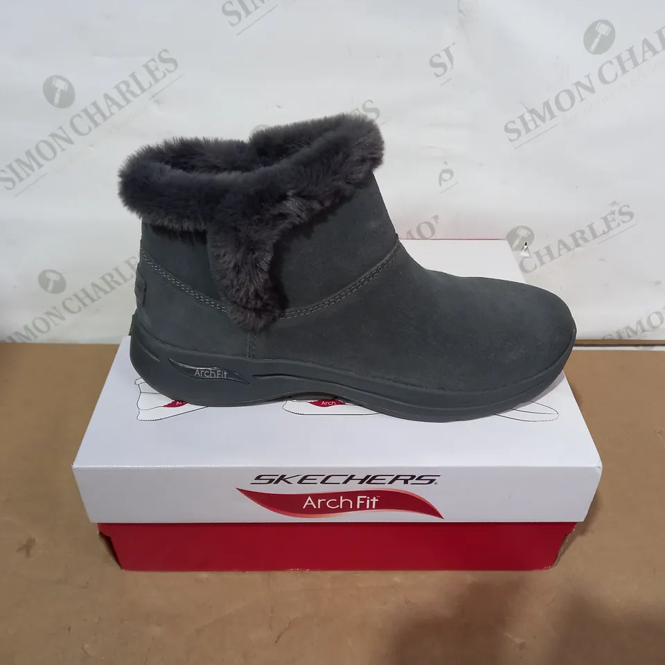 BOXED PAIR OF SKECHERS - SIZE 6