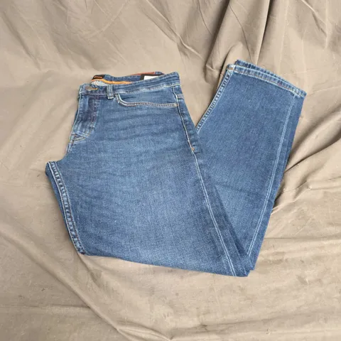 BOSS SLIM JEANS IN MID WASH SIZE W32 L32