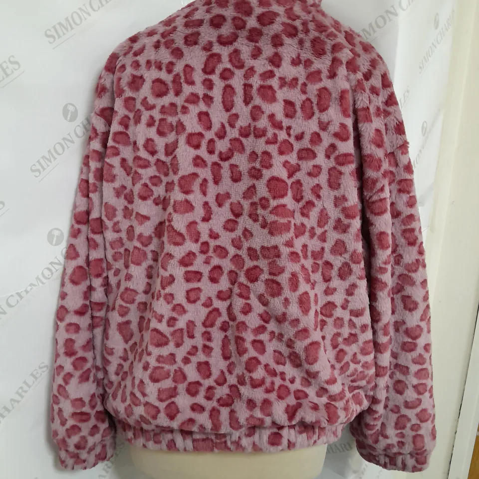 BAD HANDWRITING FLUFFY ZIP JACKET IN PINK LEOPARD PRINT SIZE L