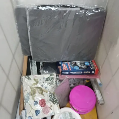 APPROXIMATELY 20 ASSORTED HOUSEHOLD PRODUCTS TO INCLUDE CLEANING SCRUBBER, HOME DECOR, WALLPAPER ETC 